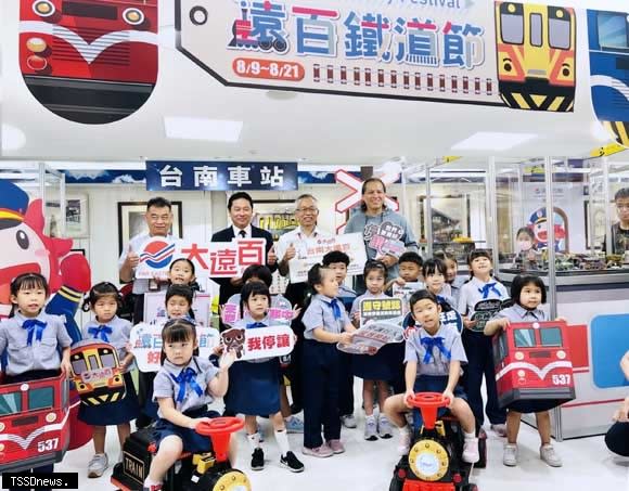 遠百鐵道節即日起於台南大遠百活動中心展出，透過講座、小學堂，引領民眾體驗台灣鐵路百年歷史風情。（記者李嘉祥攝）