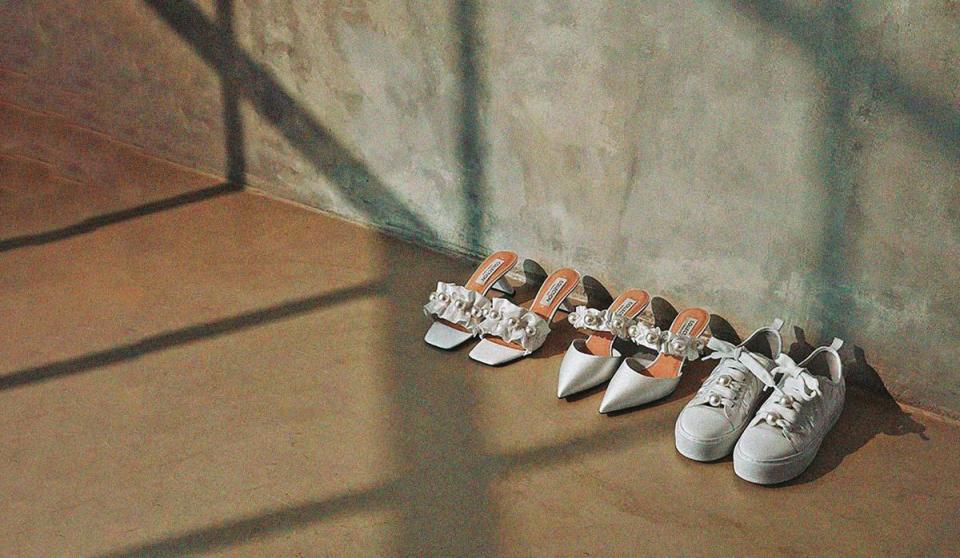 CHARLES & KEITH推出Blythe婚鞋系列。（左起）珍珠穆勒高跟鞋NT$2,490、珍珠緞面穆勒高跟鞋NT$2,590、珍珠緞面休閒鞋NT$2,690。（CHARLES & KEITH提供）