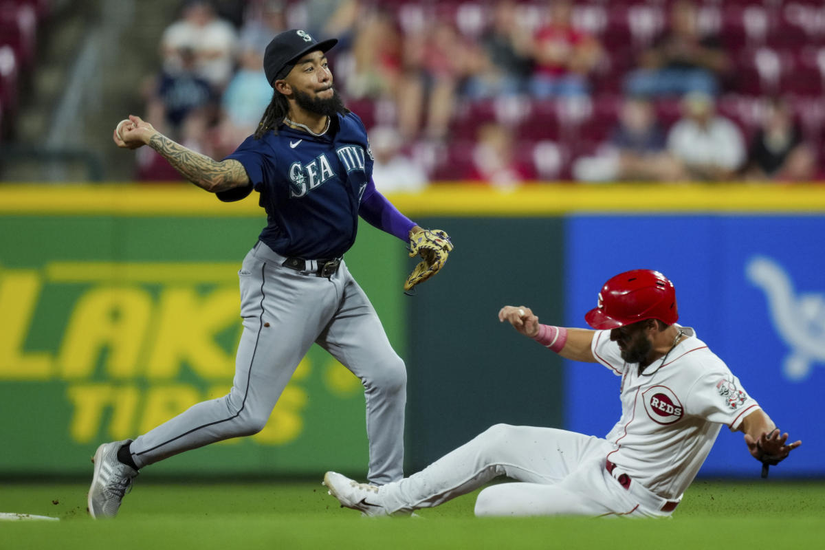 Lewis ties MLB home run record in Mariners' loss to Reds