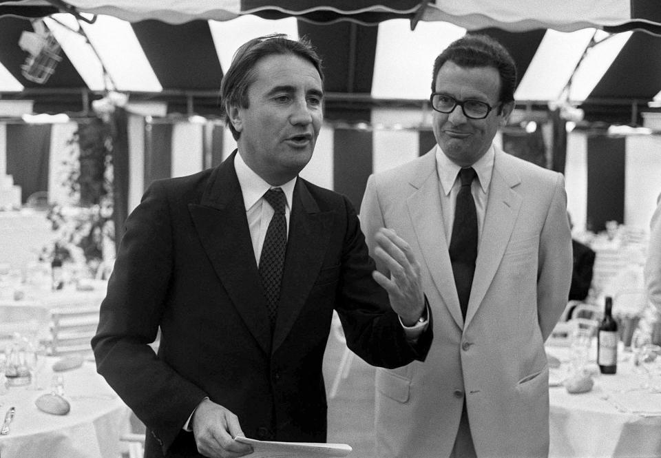 Le ministre français des Sports, Jean Pierre Soisson (à gauche), et le président de la Fédération française de tennis, Philippe Chatrier (à droite), lors d'une conférence de presse à Paris le 6 juin 1980.  (Photo by AFP)