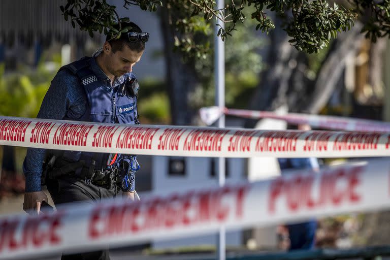 La policía levantar un cordón policial y registra una zona de un suburbio de Auckland donde se reportaron múltiples apuñalamientos, en Nueva Zelanda, el 23 de junio de 2022