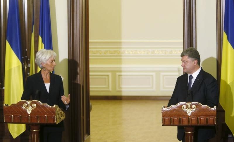 International Monetary Fund (IMF) Managing Director Christine Lagarde and Ukrainian President Petro Poroshenko attend a news conference after their meeting in Kiev, Ukraine, September 6, 2015. REUTERS/Valentyn Ogirenko