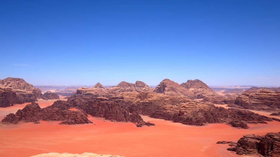 Wadi Rum até já representou ele mesmo no cinema, mas foram poucas vezes, tipo no filme Lawrence da Arábia. No geral, esse Patrimônio da UNESCO - árido, desértico, imponente e avermelhado - virou mesmo o Planeta Vermelho e aqui qualquer semelhança não é mera coincidência. Wadi Rum é um lugar para se sentir em Marte, sem sair da Terra. (Imagem: Flickr_ Miriam Mezzera)