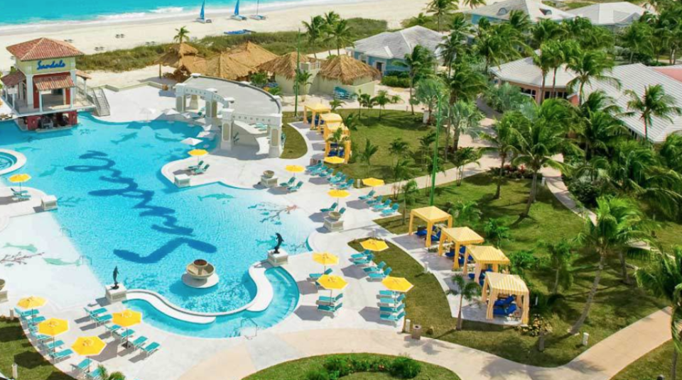 Tres turistas estadounidenses murieron y uno está en buenas condiciones en un hospital de Florida, es una misteriosa tragedia en el resort Sandals Emerald Bay en las Bahamas (Sandals)