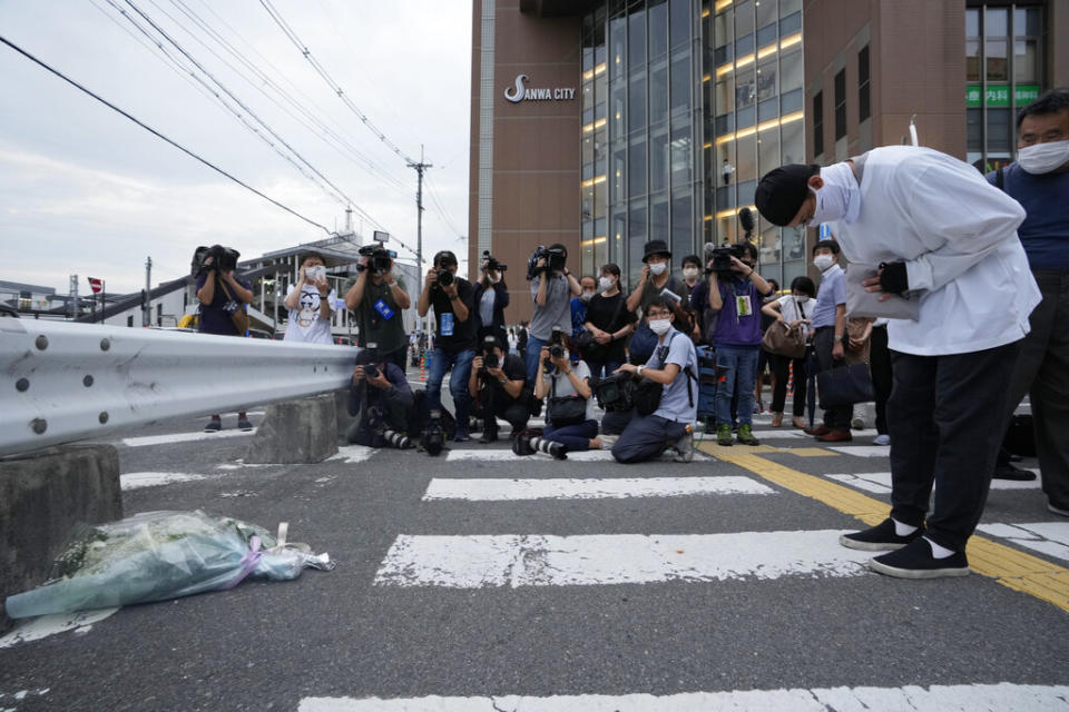 安倍晉三遇刺身亡，不少民眾來到案發地點獻花致意。（圖／AP NEWSROOM）