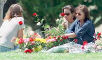 <p>Murder victim Nicole Brown Simpson’s mother Juditha (R), and sisters Denise (C) and Tanya (L) sit next to her grave surrounded by flowers, in Lake Forest, Calif., on June 12, 1994, the one-year anniversary of the murder of Simpson and her friend Ronald Goldman. (Photo: Marilynn Young/AFP/Getty Images) </p>
