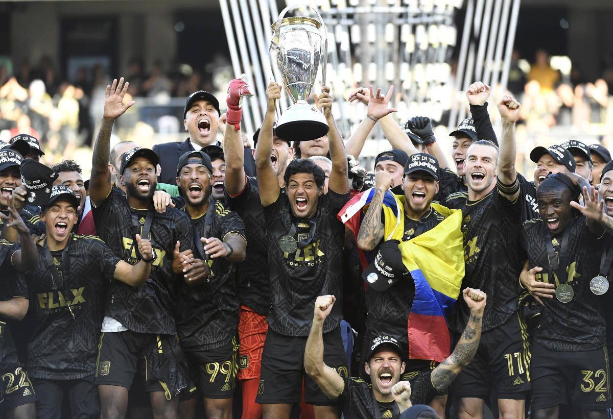 🚨 Carlos Vela completes emotional LAFC return