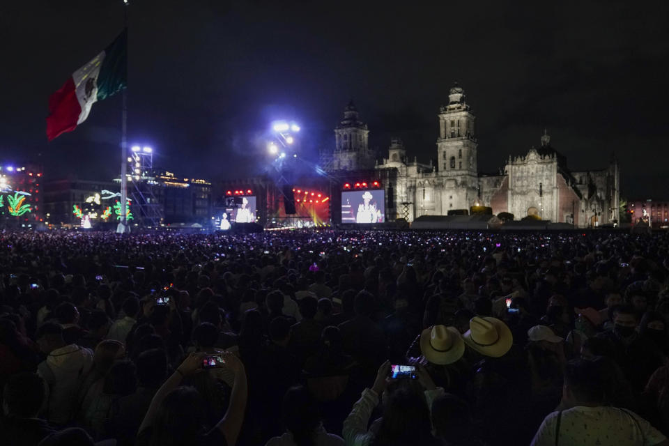 Asistentes al concierto gratuito de la banda regional mexicana Grupo Firme en el Zócalo de la Ciudad de México el domingo 25 de septiembre de 2022. (Foto AP/Eduardo Verdugo)
