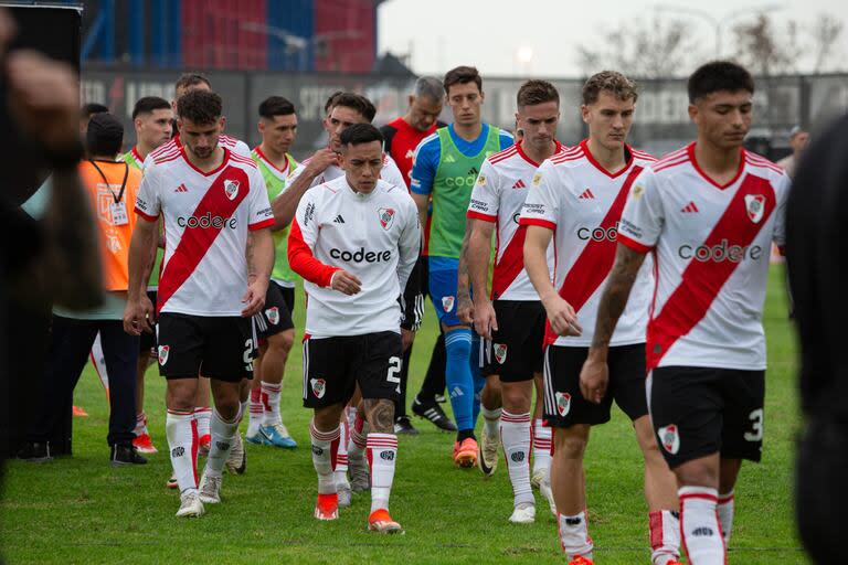 Los jugadores de River se van derrotados de la cancha de Deportivo Riestra 