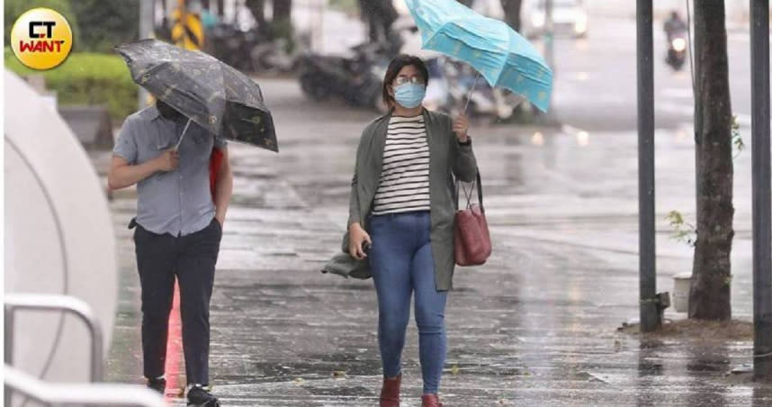 今（22日）中南部地區及其他山區並有局部大雨發生的機率。（示意圖／趙文彬攝影）