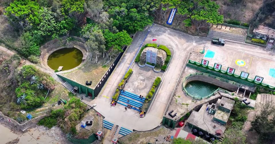 近日網路流傳我國二膽島遭中國空拍機拍攝的影片，陸軍金防部解釋，研判該架空拍機採遠距攝影，且位處逆光方位，官兵未能即時發現。（翻攝自推特）