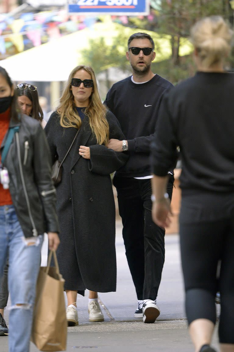 Jennifer Lawrence y Cooke Maroney disfrutaron de un romántico paseo por el Soho neoyorkino. La pareja, que espera su primer hijo, visitó la exhibición de Walter De María en la galería Broken Kilometer