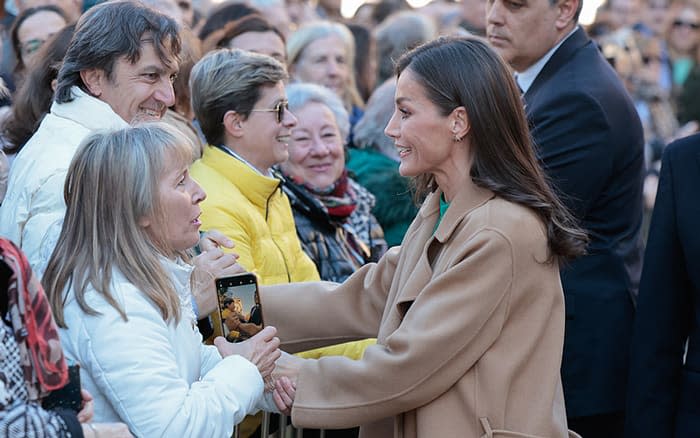 Doña Letizia con una mujer anónima 