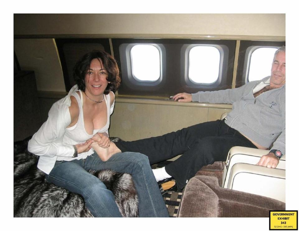 Una foto emitida por los fiscales muestra a Ghislaine Maxwell mientras le da un masaje de pies a Jeffrey Epstein a bordo de un jet privado (La Oficina del Fiscal de los EE.UU.)