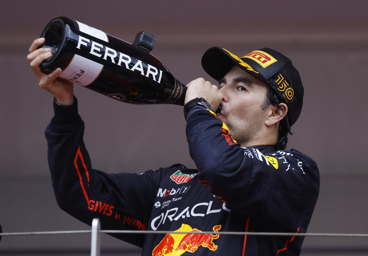 Checo Pérez festejando la obtención del Gran Premio de Mónaco. (REUTERS/Christian Hartmann)