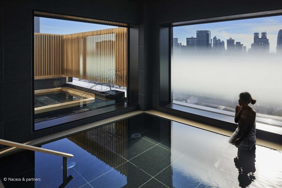 「ONSEN RYOKAN 由緣 新宿」大浴池與露天浴池可以一眺新宿的壯觀都會美景。   圖：東京觀光事務所台灣辦事處／提供