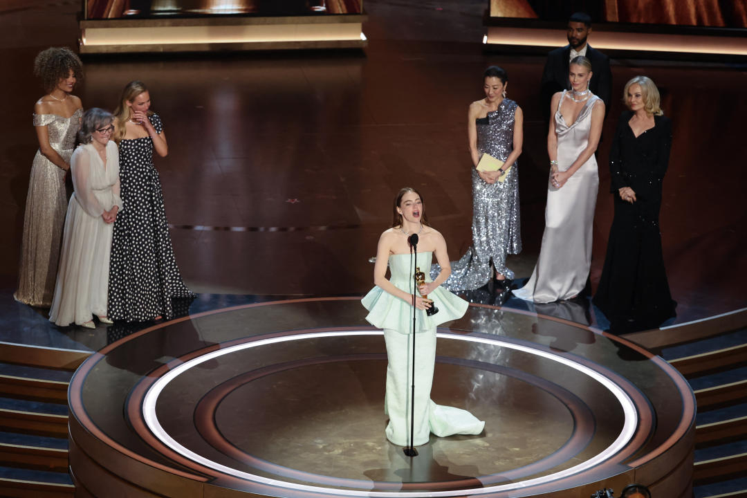艾瑪史東 (Emma Stone) 在美國加州洛杉磯好萊塢舉行的第 96 屆奧斯卡頒獎典禮上憑藉《可憐的東西》獲得奧斯卡最佳女主角獎。（圖／REUTERS/Mike Blake）