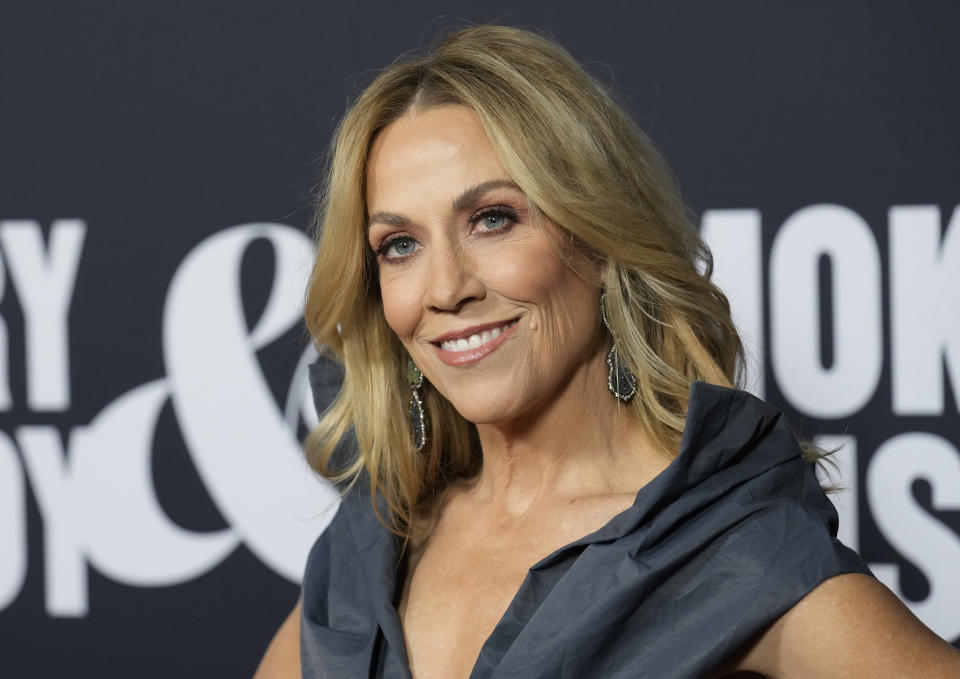 ARCHIVO - Sheryl Crow llega ala gala MusiCares Person of the Year en honor a Berry Gordy y Smokey Robinson en el Centro de Convenciones de Los Ángeles el 3 de febrero de 2023. Missy Elliott, Kate Bush, Willie Nelson, Sheryl Crow, Chaka Khan, el creador de "Soul Train" Don Cornelius y el fallecido George Michael serán incorporados al Salón de la Fama del Rock and Roll el viernes. (Foto AP/Chris Pizzello, archivo)