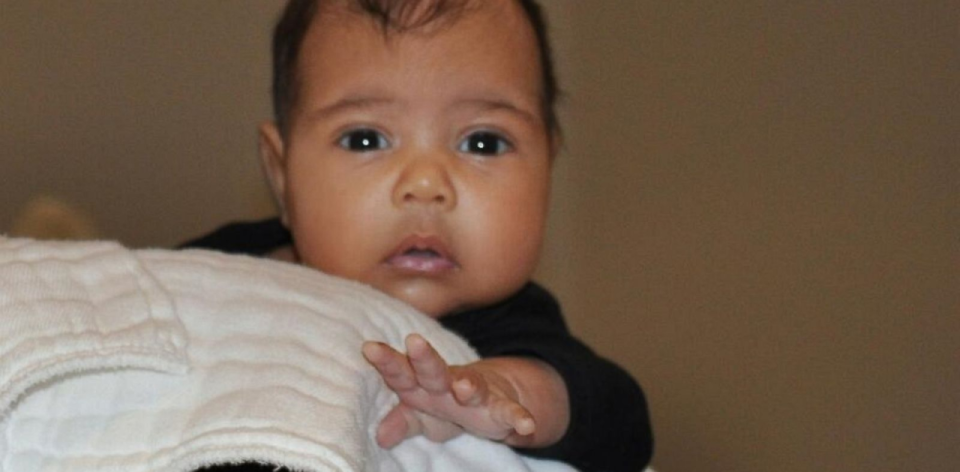 En agosto 2013 Kanye West reveló esta foto de su hija en el fallido talk show de su suegra, “Kris”.