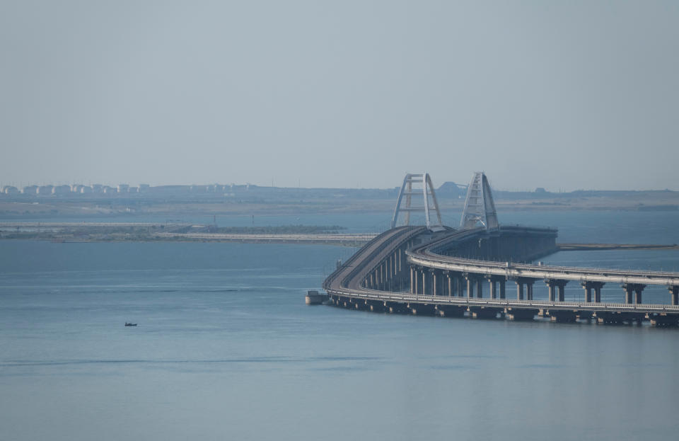 Auf der Brücke zur Krim hat es Explosionen gegeben. (Archivbild: Reuters)