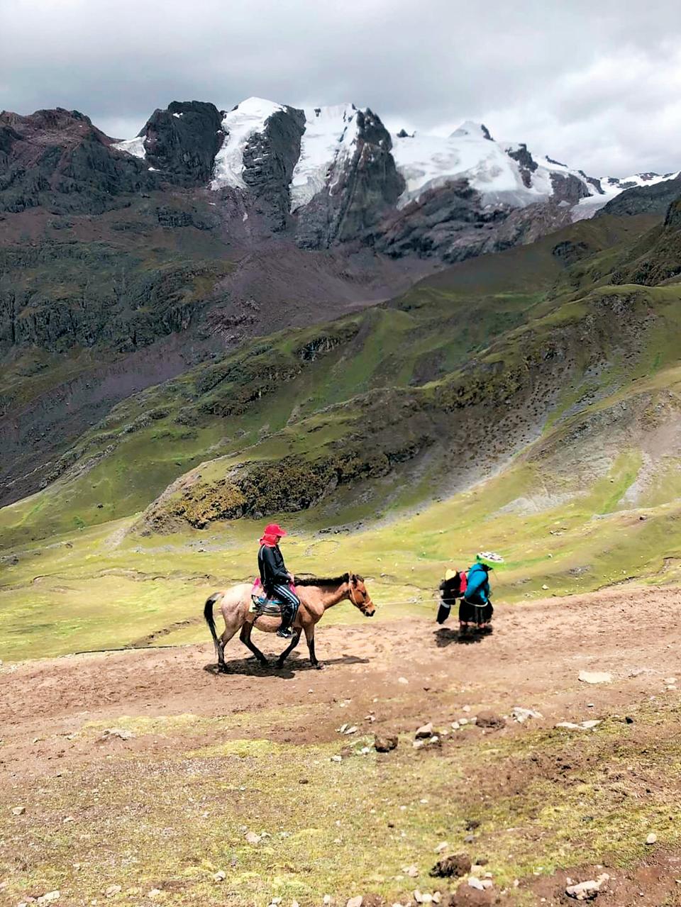 遠眺高山冰河。高山缺氧，寸步難行，有些旅客用驢子代步（趙橋提供）