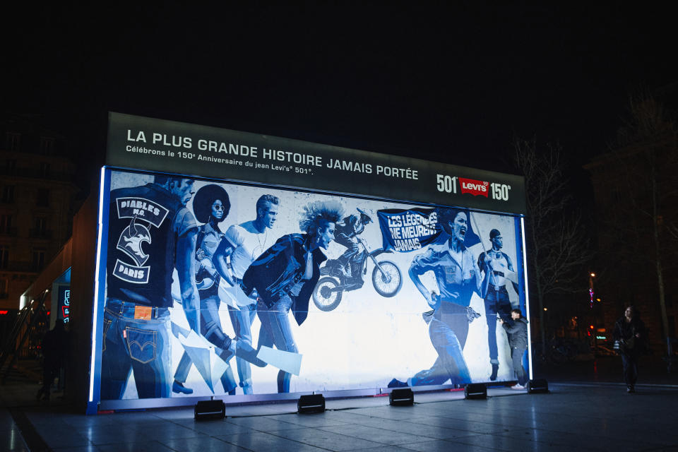 Ian Berry pop up mural Paris Place de la Republique Levi's 501