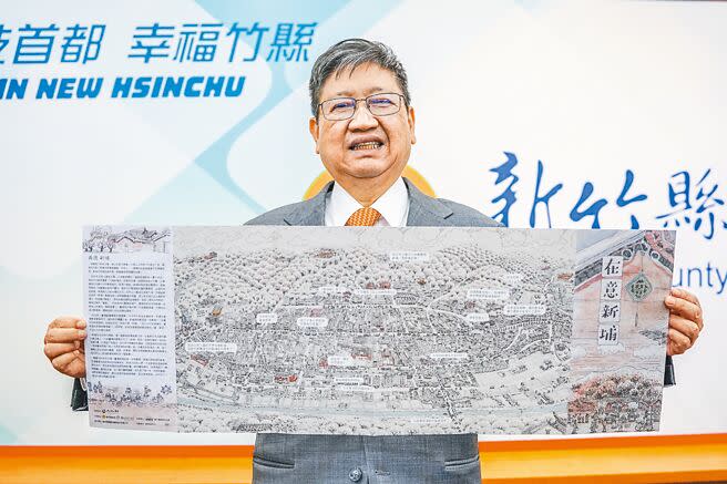 插畫家以「鳥瞰視角」繪製新埔歷史街巷地圖，新竹縣長楊文科邀遊客來參加天穿日迎花燈活動，就有機會獲得。（羅浚濱攝）