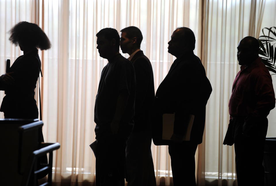 Job seekers wait in line to get into a job fair in Los Angeles on September 20, 2010.  AFP PHOTO / ROBYN BECK 