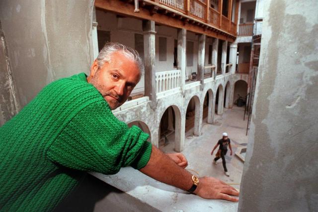 En esta foto de archivo del 16 de marzo de 1993, el diseñador Gianni Versace mira desde una ventana del segundo piso con vistas a su patio durante la renovación de su mansión Casa Causarina en Ocean Drive. Cuatro años más tarde, el 15 de julio de 1997, Versace sería asesinado a tiros en la escalera de su casa por el asesino en serie Andrew Cunanan.