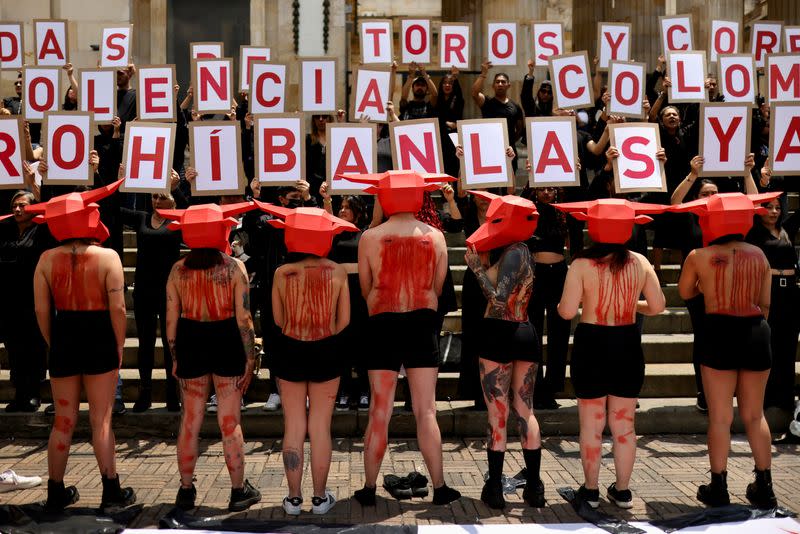 Activistas por los derechos de los animales participan en una manifestación para exigir la aprobación de una ley que prohíba las corridas de toros y los eventos en los que se maltrate a los animales, en Bogotá