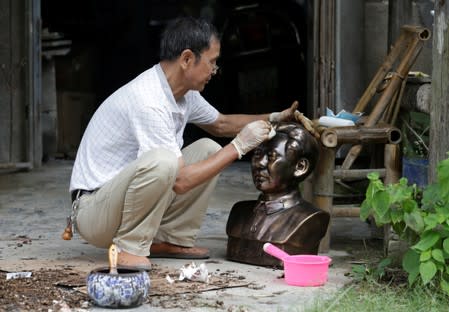 The Wider Image: Busts of leaders a hit in China's porcelain capital