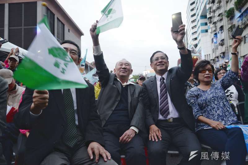 20181020-喜樂島聯盟今（20）日在台北舉行「全民公投反併吞」，民視董事長郭倍宏、參與民眾一起唱島嶼天光。（甘岱民攝）