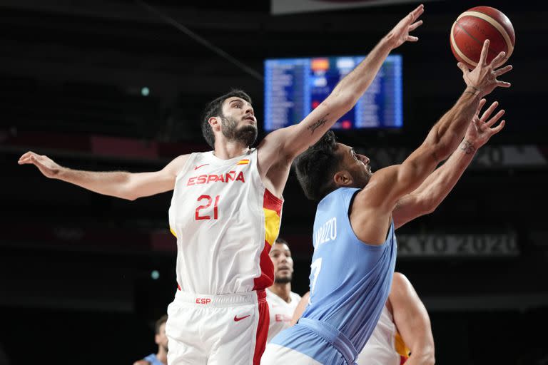 Facundo Campazzo ante el español Alejandro Abrines Redondo 