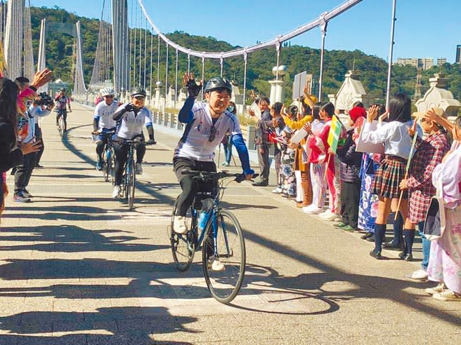 日本地方政府駐台辦事處展開自行車環島，首站抵達桃園大溪。（呂筱蟬攝）