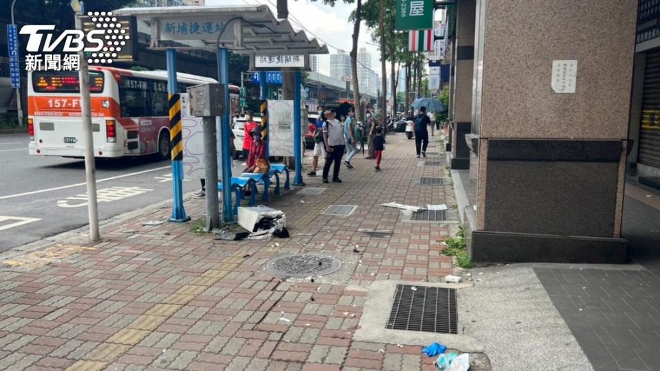 新埔捷運站旁某社區大樓冷氣室外機掉落，導致黃女頭部重創命危。（圖／TVBS）