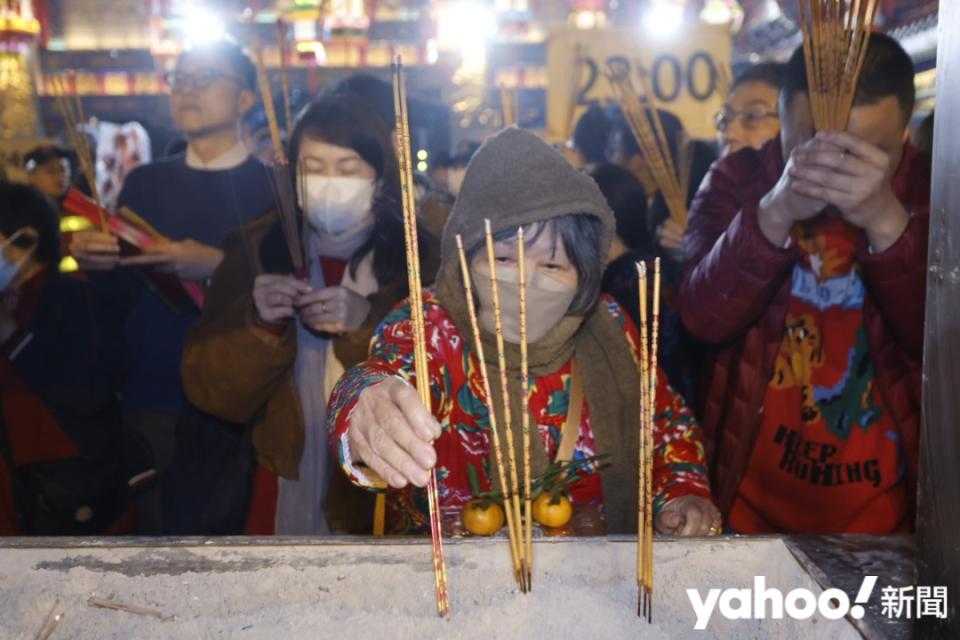 善信紛紛在子時將手中清香插進香爐內