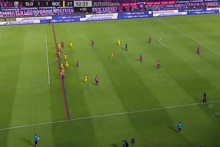 El fuera de juego de Girotti, el jugador de San Lorenzo que está en la parte baja de la línea, respecto de Valdez, que cierra la defensa de Boca por el medio