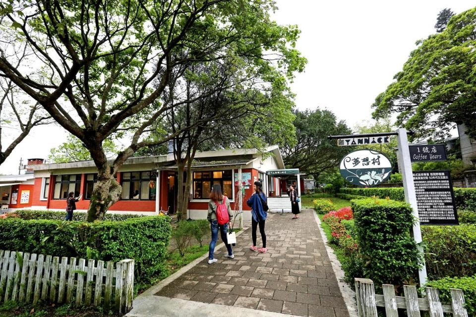 2014年吳宗恩在陽明山美軍宿舍開「亞尼克夢想村」，產品主 打美式派塔類點心。