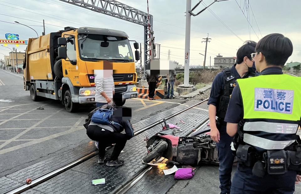 <strong>老翁騎機車被垃圾車撞飛送醫不治。（圖／翻攝畫面）</strong>