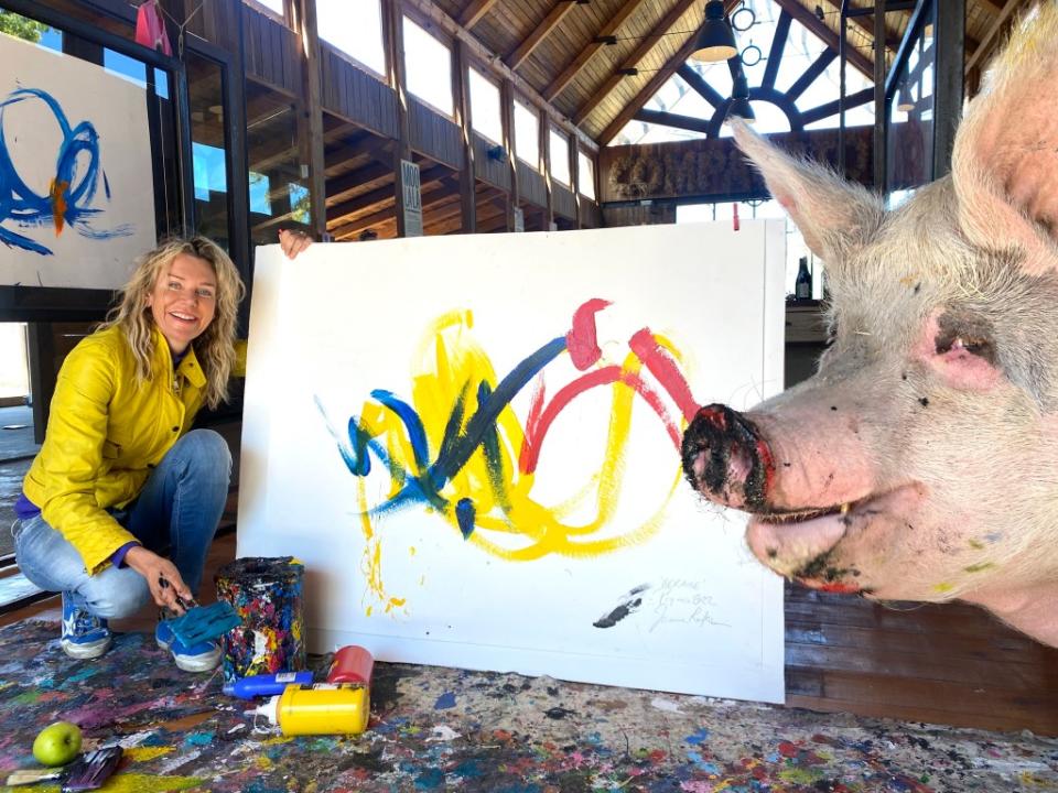 Pigcasso, the iconic animal artist, has died at age 8 after suffering with chronic Rheumatoid arthritis. Farm Sanctuary SA / CATERS NEWS