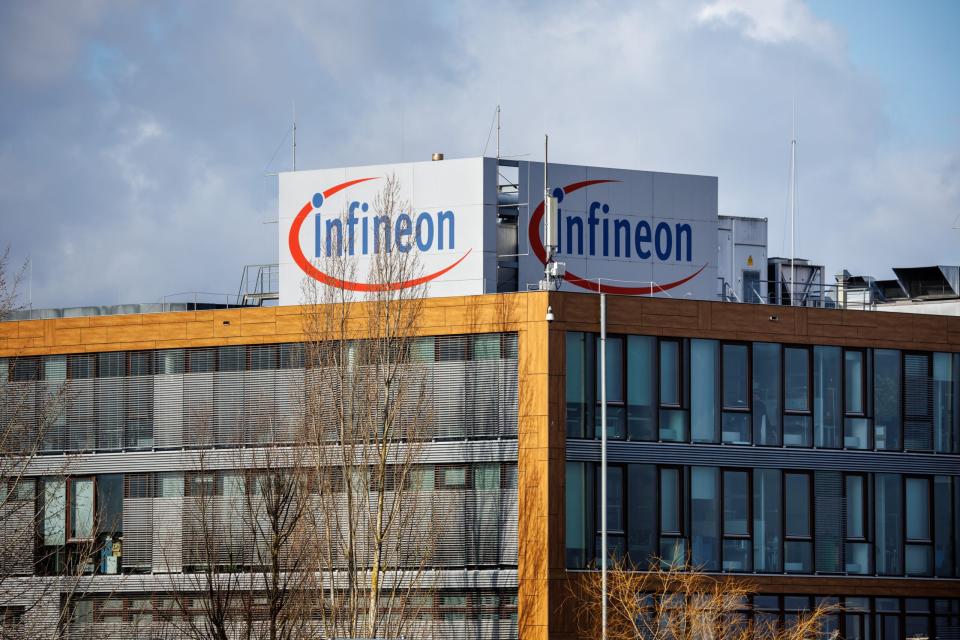 Das Logo von Infineon auf einem Dach von einem Gebäude auf dem Campeon, Hauptsitz der Infineon Technologies AG, deutscher Halbleiterhersteller, am 25.01.2024 in Neubiberg. - Copyright: picture alliance/dpa | Matthias Balk