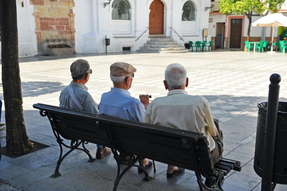 El envejecimiento de la población condiciona los movimientos demográficos entre el mundo rural y las ciudades. <a href="https://www.shutterstock.com/es/image-photo/ubrique-spain-aug-31-2013-three-1283706769" rel="nofollow noopener" target="_blank" data-ylk="slk:Joserpizarro / Shutterstock;elm:context_link;itc:0;sec:content-canvas" class="link ">Joserpizarro / Shutterstock</a>