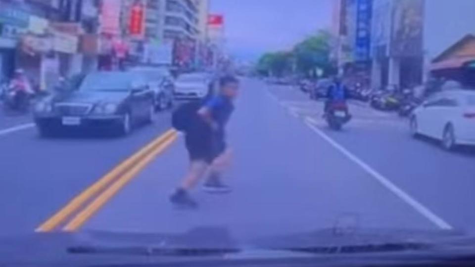 高雄男童從車道竄出，看見來車反而加速腳步。（圖／翻攝自記者爆料網）