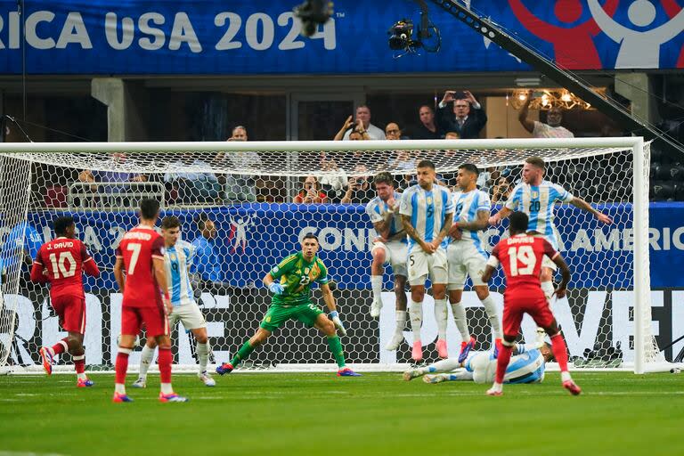 El balón dio en la barrera