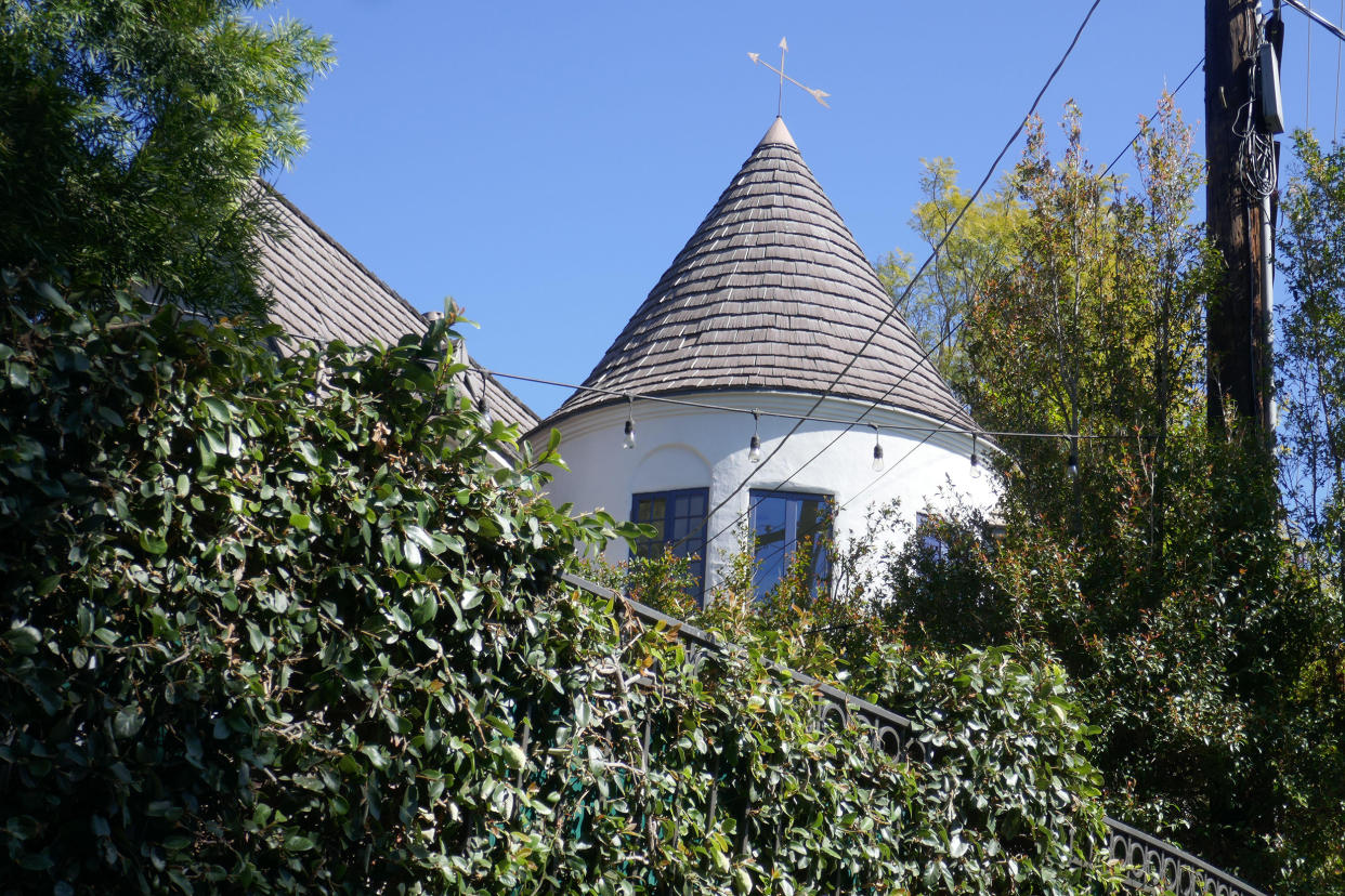 This February 2021 photo offers a look at Carole King's former home where her Tapestry album cover was photographed. The house is also the former residence of Courteney Cox and Gypsy Rose Lee. (Barry King / Alamy)