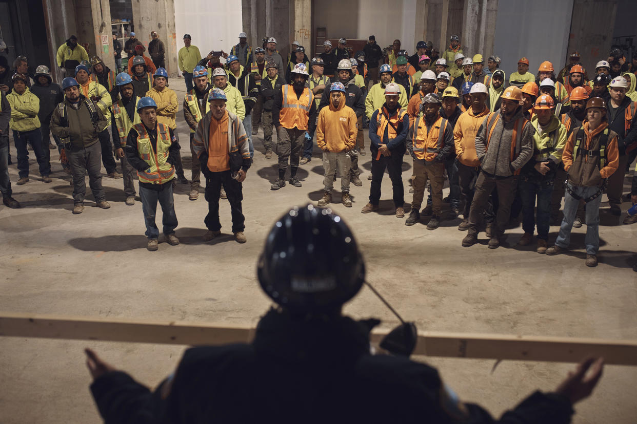 Trabajadores en la obra de One Madison en Manhattan escuchan una presentación sobre sobredosis de drogas y prevención. (Andres Kudacki/The New York Times)