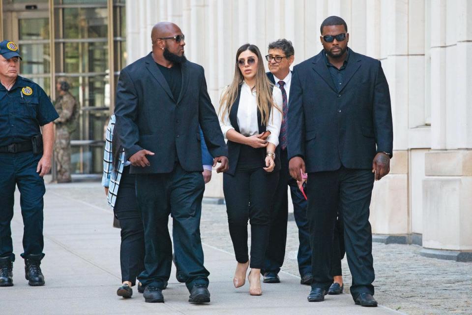 古茲曼的妻子艾瑪（左2）是模特兒出身，2019年在保鑣陪同下，穿著時髦套裝赴紐約法院聆聽丈夫遭引渡受審的毒品案。艾瑪去年也因參與販毒被捕。（達志影像）