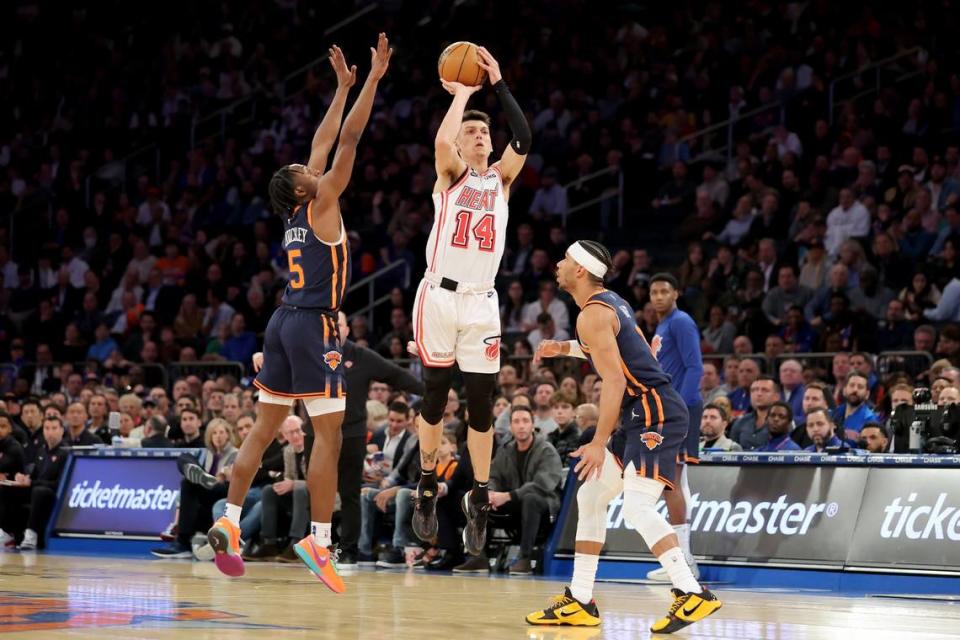 El escolta del Heat Tyler Herro tira al aro ante la marca de Immanuel Quickley (5) y Josh Hart, de los Knicks, en el partido celebrado el 29 de marzo de 2023 en Nueva York.
