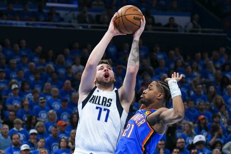 Luka Doncic, estrella de Dallas Mavericks, intenta un tiro el aro frente a Aaron Wiggins, de Oklahoma City Thunder, en el capítulo 2 de su semifinal de la Conferencia del Oeste; este sábado afrontará el tercero.