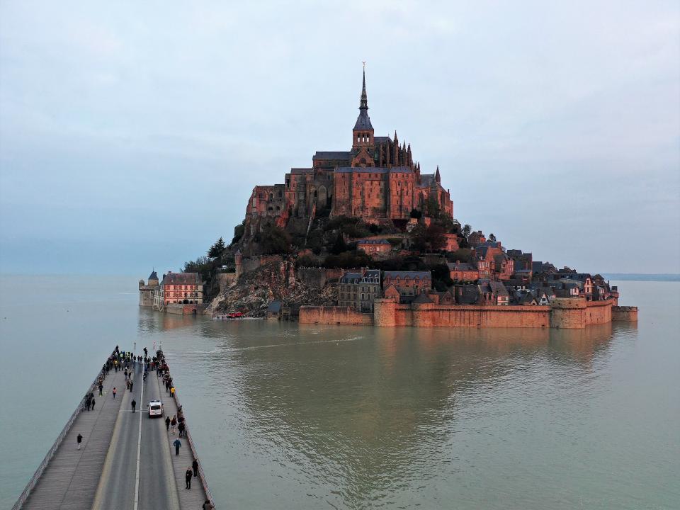 <p>El pueblo francés de Saint-Senier-de-Beuvron está a solo 19 km del Mont Saint-Michel en Normandía.</p> (AFP via Getty Images)